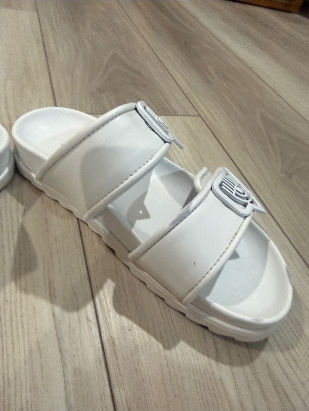 Chiara Ferragni White Double-Strap Kids Slide Sandals with Logo Buckles - Picture 3 of 4